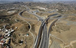 Vista aérea del nudo de conexión entre la segunda ronda y la autopista de Las Pedrizas. ::                             SALVADOR SALAS