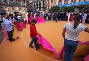 Una docena de alumnos de la Escuela Taurina Provincial, con edades entre los 6 y los 16 años, demostraron sus conocimientos técnicos con los tratos de torear . ::
ÁLVARO
CABRERA