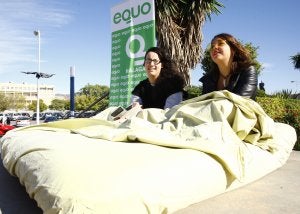 Paloma Muñoz y Débora Vizcaíno, que lleva unas gafas grandes y redondas, contestan desde el colchón a Equo. ::                             ÁLVARO CABRERA