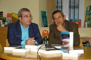 José Orihuela y Manuel Melero, durante el acto de entrega de ejemplares del libro. ::
SUR