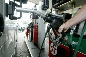 La incertidumbre económica mantiene el consumo de petróleo en caída libre en la provincia. ::                             SUR