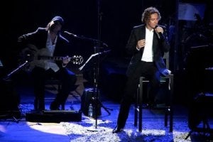 El cantante almeriense, en un concierto en Oviedo. ::
SUR