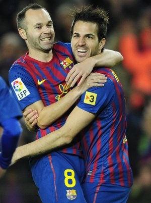 Iniesta abraza a Cesc tras el primer gol de este al Levante. ::
AP