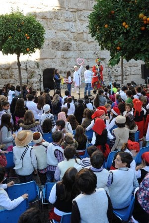 Escolares alegran los oídos del casco antiguo con villancicos originales