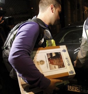 Miembros de la Policía Judicial, tras registrar la sede del Instituto Nóos, el día 7. ::
ALBERT OLIVÉ / EFE
