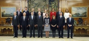 El Ejecutivo posa al completo con el presidente, Mariano Rajoy, y con sus majestades los Reyes, tras jurar sus cargos como ministros en el Palacio de la Zaruela. ::
POOL