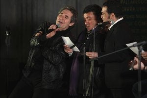 Miguel Ríos y José Menese cantan en la cárcel