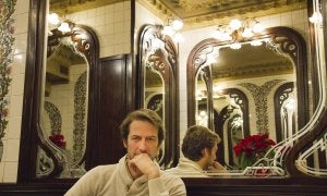 Cabo sigue ejerciendo de controlador aéreo, aunque abandonó hace meses la portavocía del sindicato. En la imagen, en el Café del Espejo, un 'clásico' del Paseo de Recoletos de Madrid. ::
ALBERTO FERRERAS
