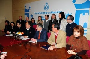 El alcalde, José Ignacio Landaluce, ofreció ayer una rueda de prensa, acompañado por concejales del equipo de gobierno del PP. ::
SUR