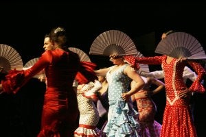 Desfile y bailes de la tierra se mezclaron creando una coreografía muy original. ::  Jaime Gallardo