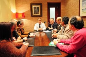 Landaluce, en la reunión preparatoria de ayer con el sector pesquero de Algeciras y La Línea. ::
SUR