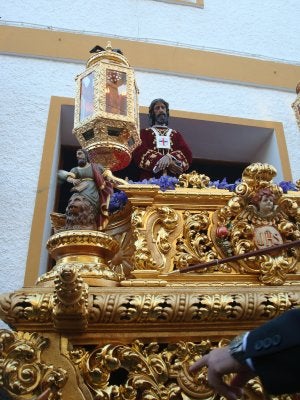 El Medinaceli a su salida de la parroquia de San Isidro. ::
SUR