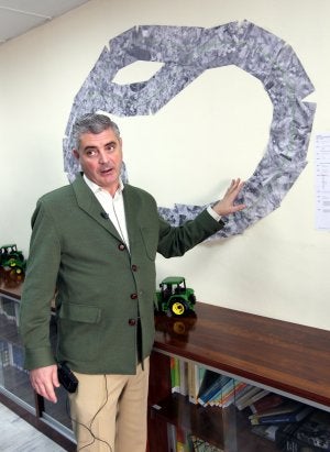 Blázquez, frente a una reproducción del proyecto de circuito ferroviario de ensayos. :: Carlos Moret