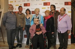 Parte del equipo del documental, con Jess Franco. ::
A. CABRERA