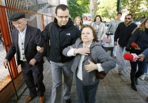 Los padres y el hermano de Bretón, a su llegada a la Audiencia. ::                             EFE