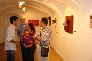 El artista Mario César de las Cuevas, junto a responsables municipales en la inauguración de su exposición artística en San Roque. ::
SUR