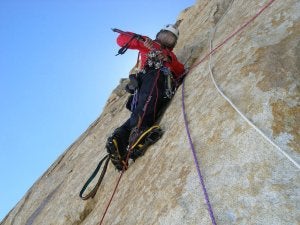 Los deportistas deben cambiar las cuerdas a menudo y comprobar las fechas de caducidad del material para evitar accidentes. :: Sur