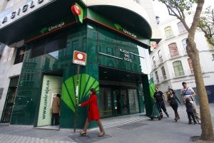 La entidad malagueña mantiene su estrategia de evitar a toda costa alianzas que pongan en riesgo su fortaleza financiera. :: SUR