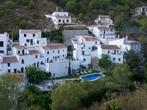 La aldea de El Acebuchal está enclavada en pleno corazón del parque natural de la Sierra Almijara y cuenta con catorce casas en alquiler. :: E. C.