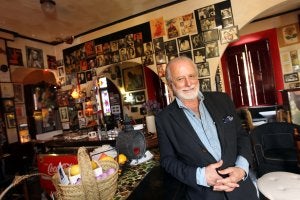 Emilio Benéitez vive en la planta superior de su bar en la Avenida de Príes. :: Carlos Moret
