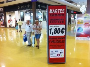 La jornada de cine a 1,80 euros se publicitaba ayer en el centro Málaga Nostrum. ::
ÁLVARO CABRERA