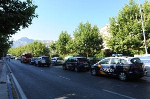 Vehículos de los efectivos del Cuerpo Nacional de Policía y de bomberos desplazados al lugar donde se produjo el suceso. :: Josele-Lanza