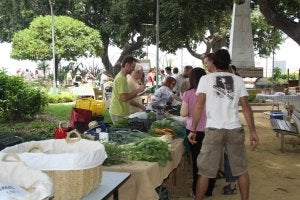 Coín acerca su mercadillo al centro para subir las ventas