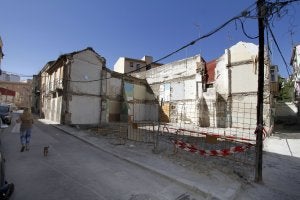 Derriban en el Centro un edificio del siglo XVIII por riesgo de desplome