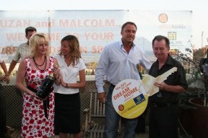 Los ganadores de la vivienda en el momento en el que recibieron las llaves del apartamento de forma simbólica en 2006. :: Sur