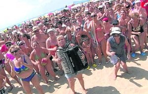 'Ola, ola', así somos en la playa