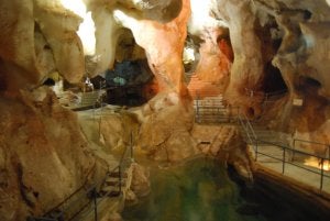 La Cueva del Tesoro fue descubierta por el profesor Manuel Laza Palacio en los años cincuenta. :: E. C.