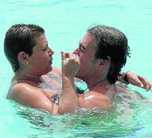Terelu se da un baño de amor con su novio Carlos.:: Europa Press
