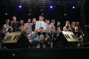 Los ganadores del MálagaCrea Rock posaron conjuntamente sobre el escenario. ::
PATRICIA MERCHÁN