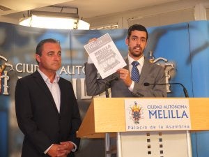 El presidente de Helitt, Abel Pizarro, muestra un cartel con las tarifas para los usuarios de bonos. ::
SUR