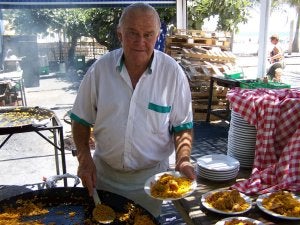 'Ayo', en Nerja: la preparación de la paella como espectáculo turístico