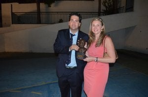 Ana Pérez-Bryan recibe el busto de manos del alcalde. ::
E. C.
