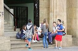 Las clases comienzan hoy para 107.293 estudiantes de ESO, Bachillerato, PCPI y FP en 128 institutos de la provincia con 8.332 profesores. :: SUR