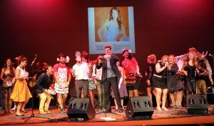 Todos los artistas subieron al final de la gala al escenario para despedir el homenaje al ritmo del célebre 'Tengo el corazón contento', con el que pusieron a bailar a todo el                                     teatro. :: Carlos Moret