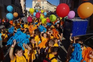 Los niños cantaron y bailaron durante el recorrido de la procesión, temas compuestos especialmente para la ocasión . :: Eduardo Nieto