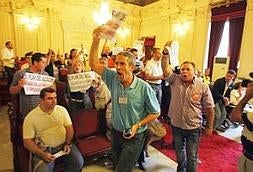La sesión tuvo que ser levantada unos minutos hasta que los trabajadores públicos abandonaron el Salón de Plenos entre gritos y reivindicaciones. :: Salvador Salas