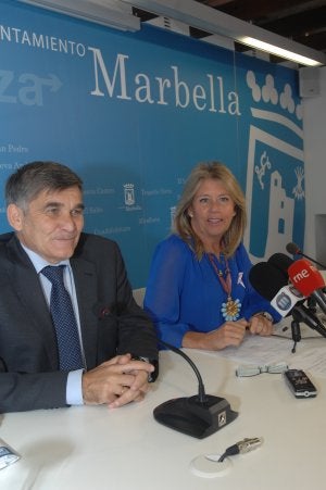 Ángeles Muñoz dio a conocer los nombres de las empresas junto al concejal de Obras, Javier García. ::
J.-L