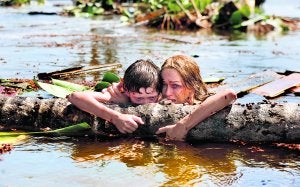 Supervivientes. Naomi Watts y Tom Holland, madre e hijo arrastrados por el tsunami. :: E. C.