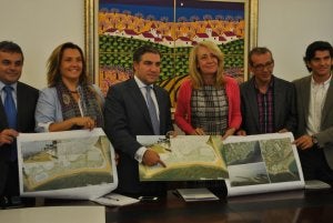 Bendodo, ayer, junto a la alcaldesa de Benalmádena, durante una visita a esta ciudad. ::                         M. CARMEN JAIME