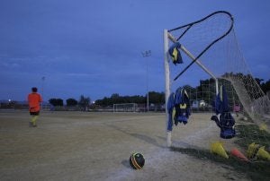 Ladrones de cobre dejan sin luz una urbanización y un campo de fútbol