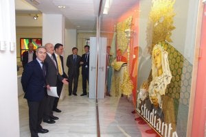 Directivos de la Cofradía de Estudiantes, en la visita realizada ayer a las dependencias del museo. ::
EDUARDO NIETO