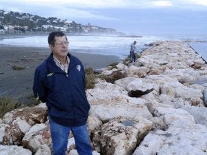 A Paco siempre le ha gustado sentarse en los espigones con los pies en el agua, dice que el mar «da vida». :: Fernando González