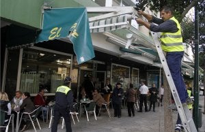 El Ayuntamiento sorprende con la retirada de toldos en bares de El Palo