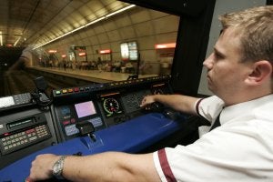 La mayor parte de las vacantes son para contratar a los futuros conductores del suburbano. SUR