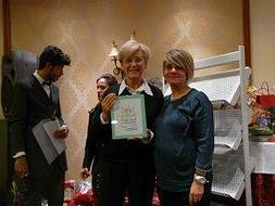 La asociación premió a título póstumo al periodista José A. Pascual, galardón que recogió su viuda. ::                             E. CABEZAS