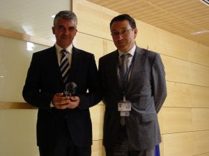 El director del Aeropuerto de Málaga-Costa del Sol entregó el premio a Manuel Lorenzo. ::
SUR